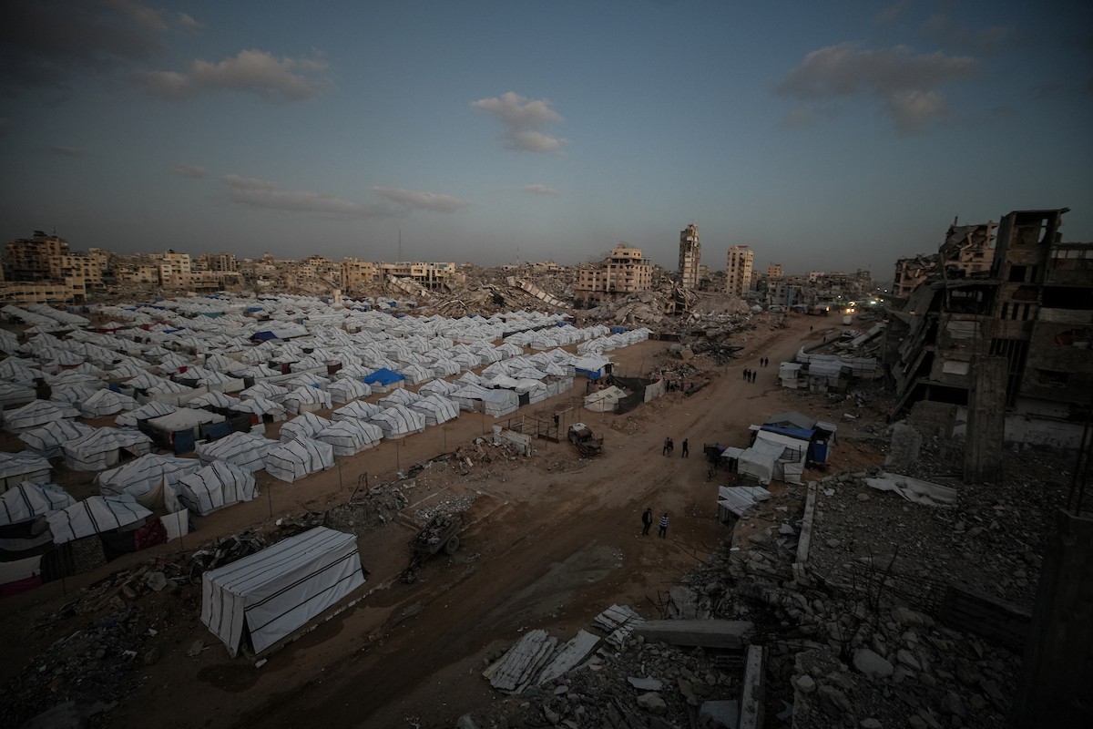 خيام النزوح المنتشرة وسط الدمار في شمال مدينة غزة في 30 نوفمبر/تشرين الثاني 2025