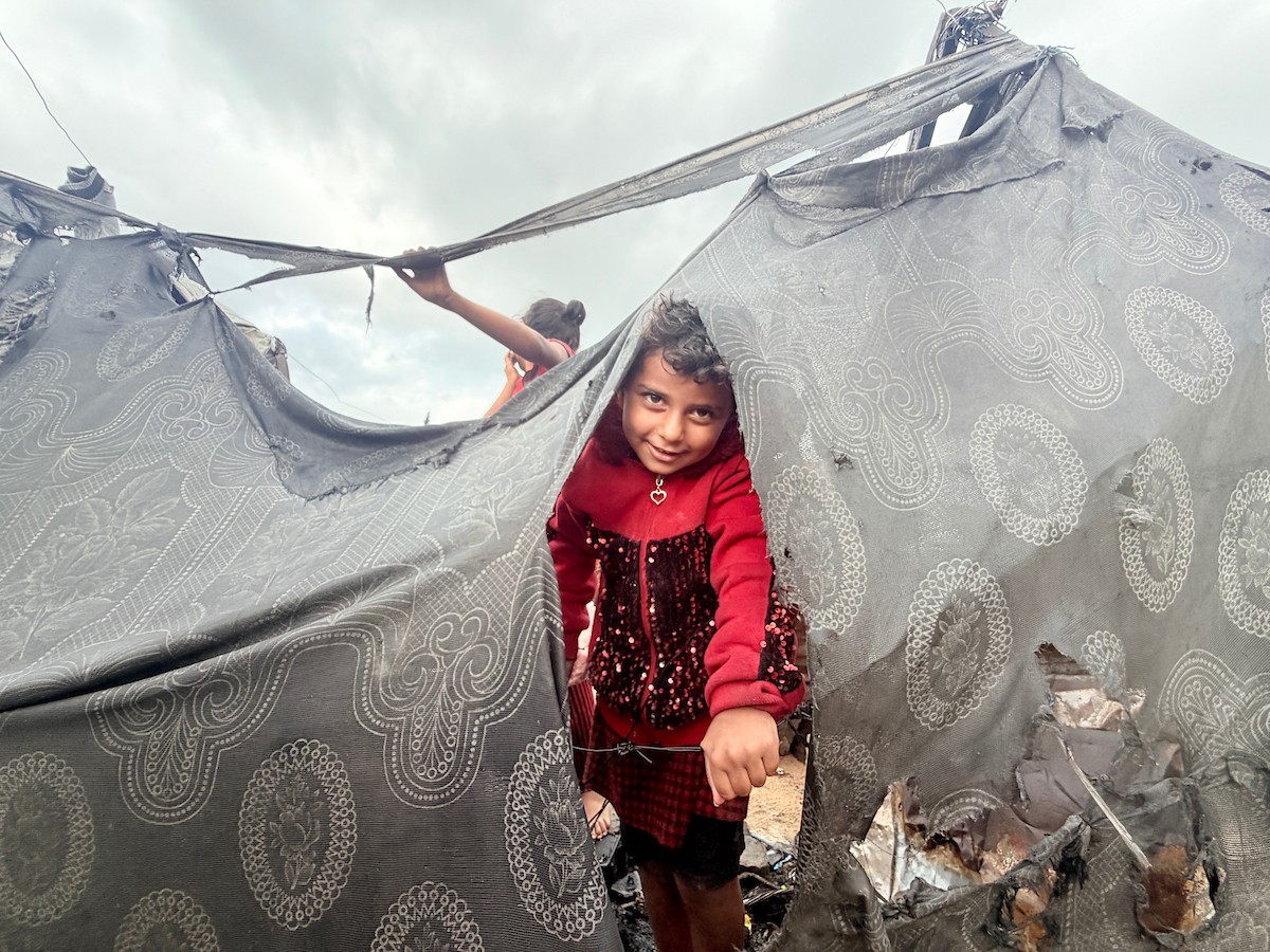 أغرقت الأمطار الغزيرة العديد من خيام النازحين الفلسطينيين في خان يونس، جنوب قطاع غزة، في 25 نوفمبرتشرين الثان (10).jpg