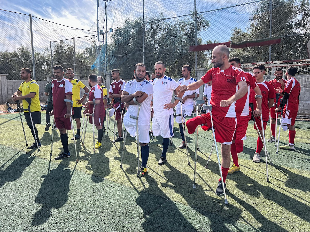 رياضيون فلسطينيون مبتورو الأطراف ضمن فعاليات بطولة الأمل لكرة القدم التي نظمتها جمعية د (12).jpg