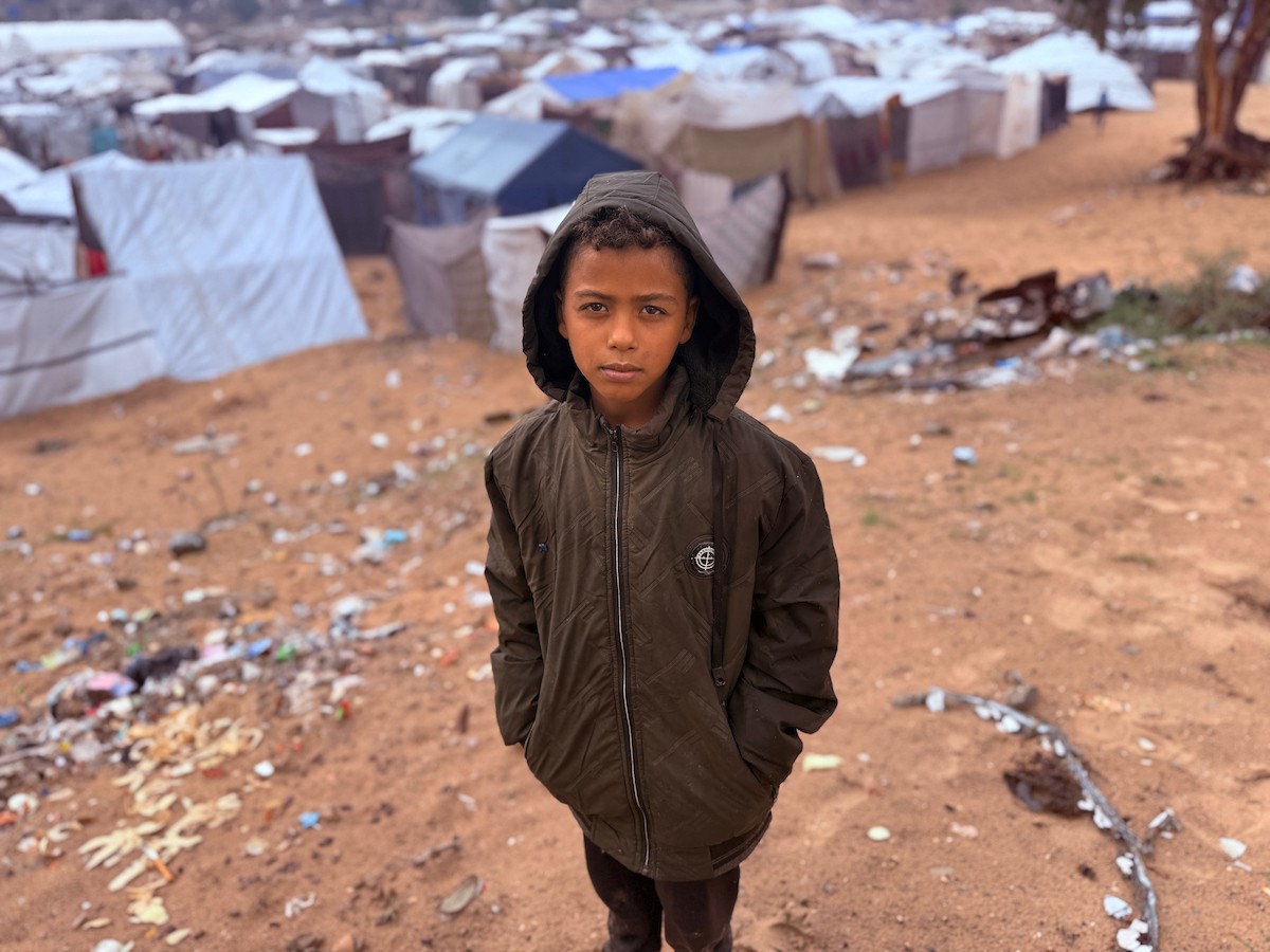 أغرقت الأمطار الغزيرة العديد من خيام النازحين الفلسطينيين في خان يونس، جنوب قطاع غزة، في 25 نوفمبرتشرين الثان.jpg