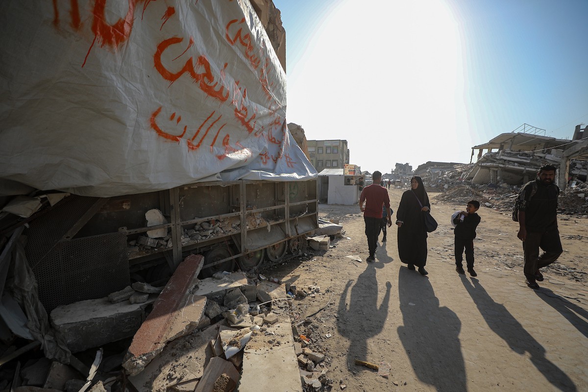 الشاب الفلسطيني يحيى خزيق من سكان غزة، يُعيد استخدام مدرعة إسرائيلية مهجورة (3).jpg