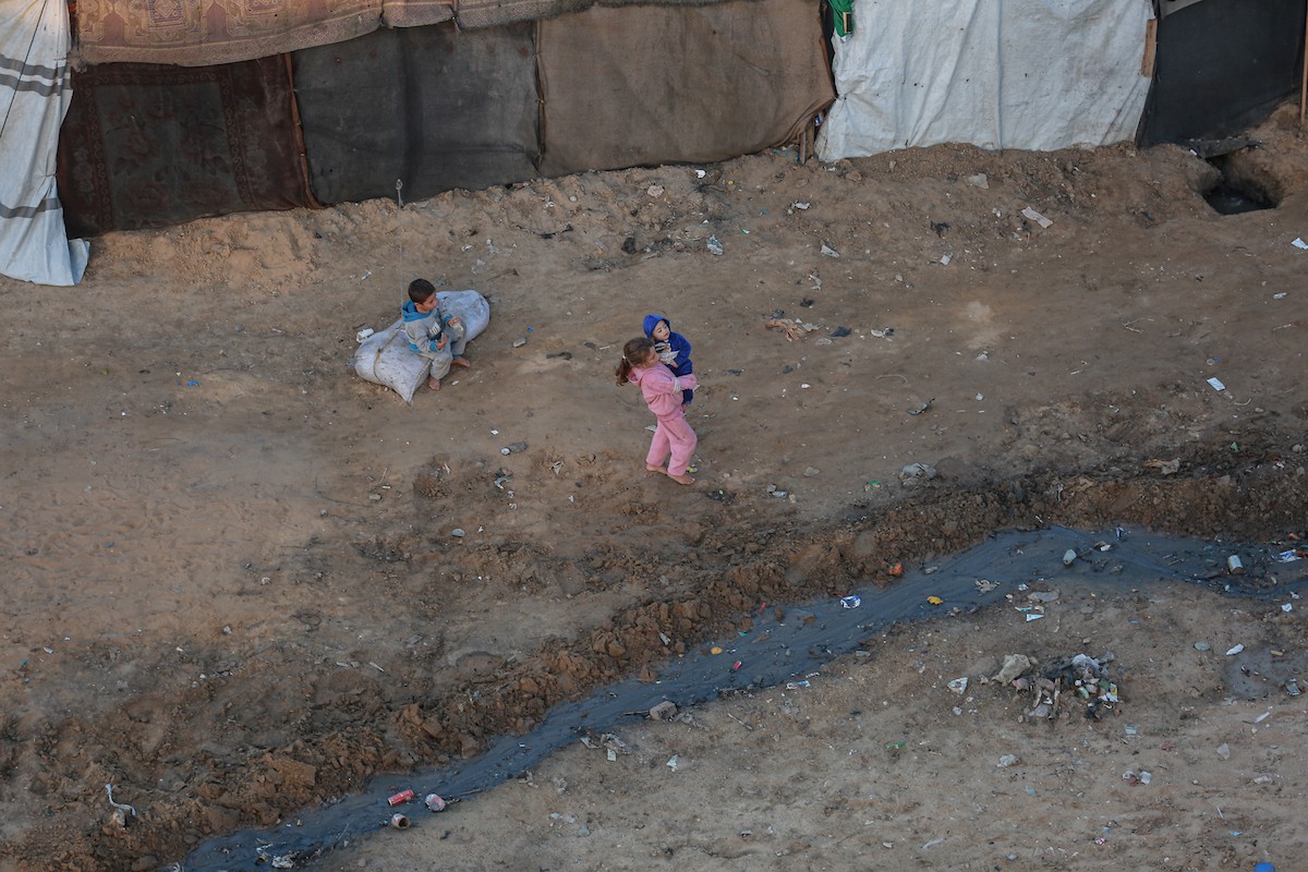 منظر عام للمنطقة حيث تواجه الأسر الفلسطينية النازحة التي تعيش في خيام مؤقتة بالقرب من مدينة الزوايدة في وسط قطاع غزة