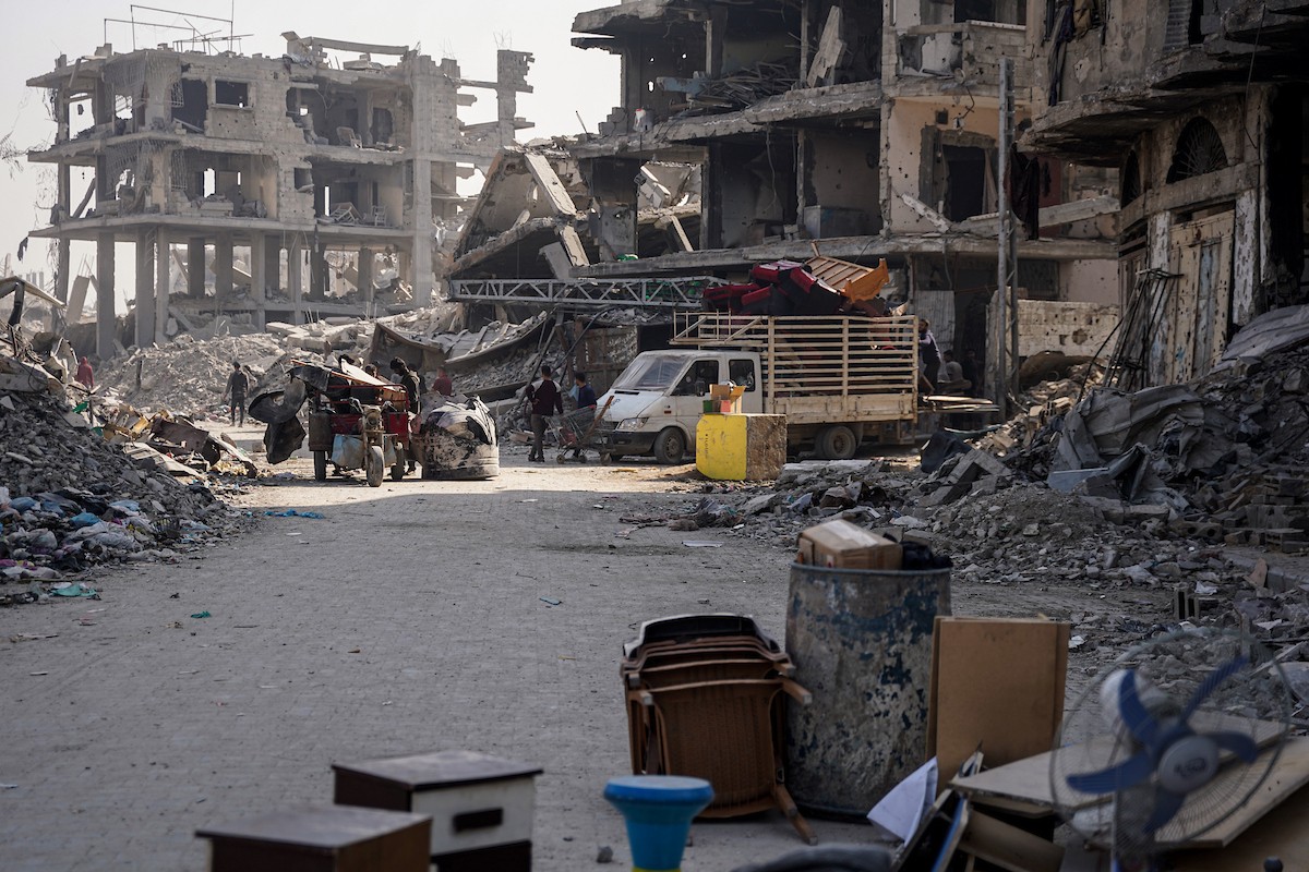 عائلات فلسطينية تتجه نحو مناطق تعتبرها أكثر أمانًا حاملة معها كل ما تستطيع حمله من أمتعة (16).jpg