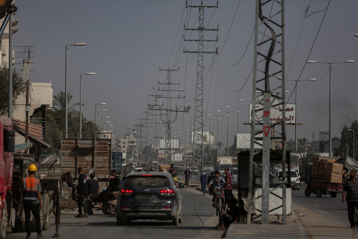 فرق من شركة الكهرباء تبدأ أعمال الصيانة والإصلاح لخطوط الكهرباء المتضررة في دير البلح وسط قطاع غزة (22).jpg