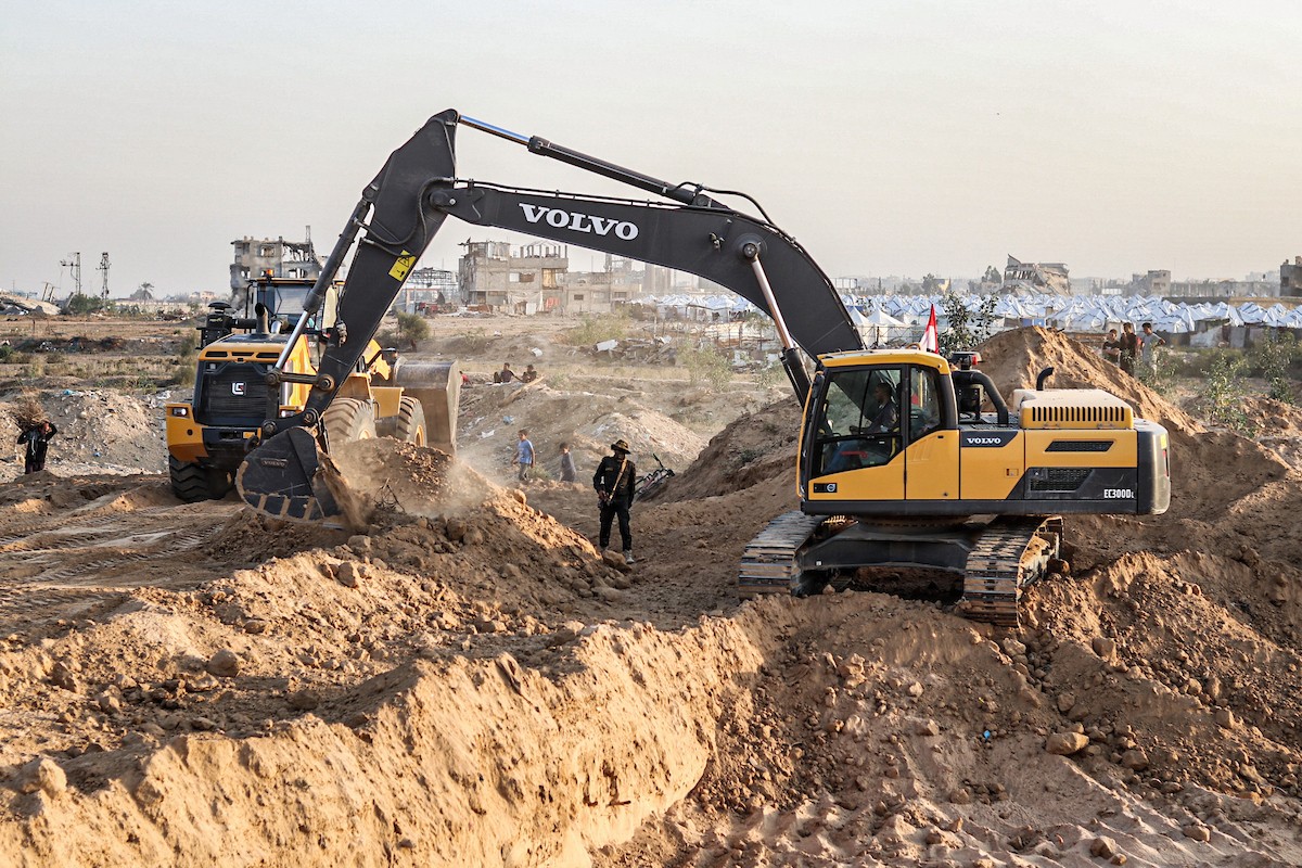 تعمل الآليات الثقيلة بالتنسيق مع أعضاء سرايا القدس وف (10).jpg