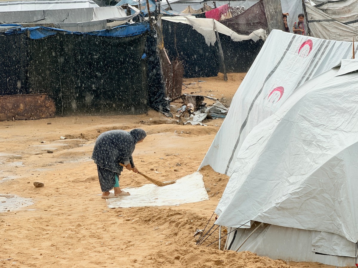 أغرقت الأمطار الغزيرة العديد من خيام النازحين الفلسطينيين في خان يونس، جنوب قطاع غزة، في 25 نوفمبرتشرين الثان (4).jpg