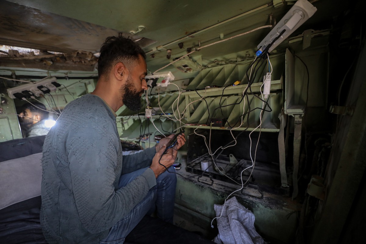 الشاب الفلسطيني يحيى خزيق من سكان غزة، يُعيد استخدام مدرعة إسرائيلية مهجورة (2).jpg