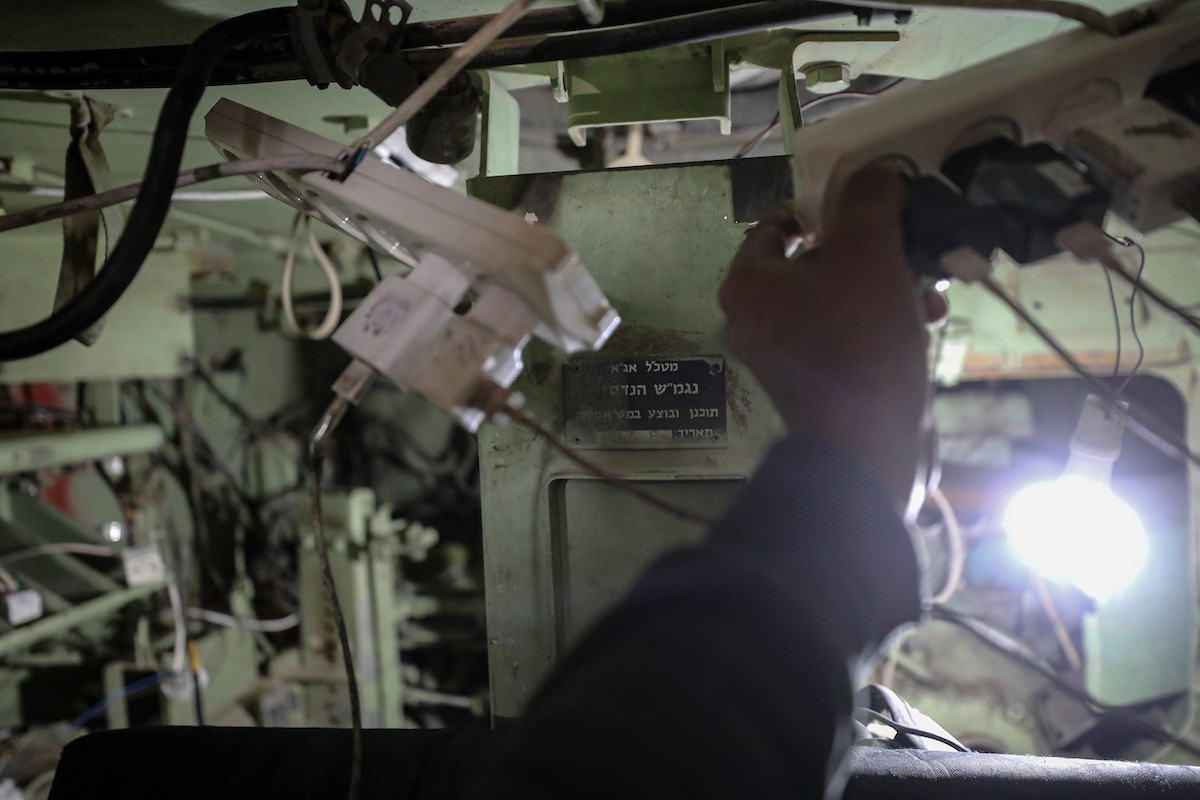 الشاب الفلسطيني يحيى خزيق من سكان غزة، يُعيد استخدام مدرعة إسرائيلية مهجورة.jpg