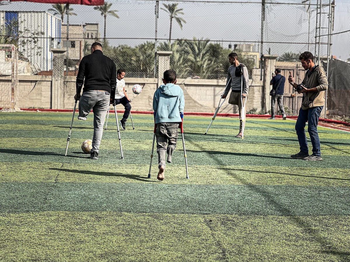 رياضيون فلسطينيون مبتورو الأطراف ضمن فعاليات بطولة الأمل لكرة القدم التي نظمتها جمعية د (5).jpg