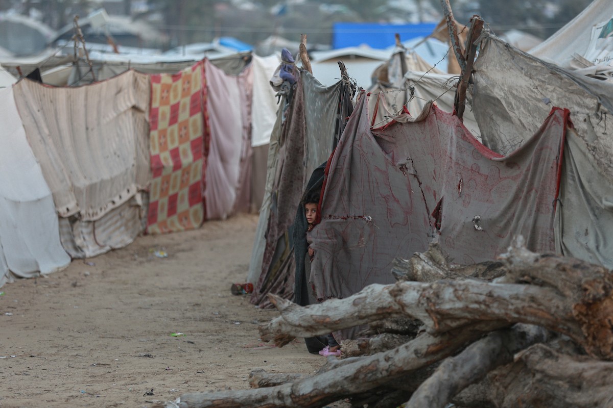 منظر عام للمنطقة حيث تواجه الأسر الفلسطينية النازحة التي تعيش في خيام مؤقتة بالقرب من مدينة الزوايدة في وسط قطاع غزة