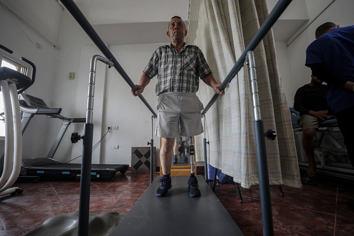 فلسطينيون، بينهم أطفال، يتلقون جلسات تأهيل باستخدام أطراف صناعية في مستشفى حمد للتأهيل بمنطقة.jpg