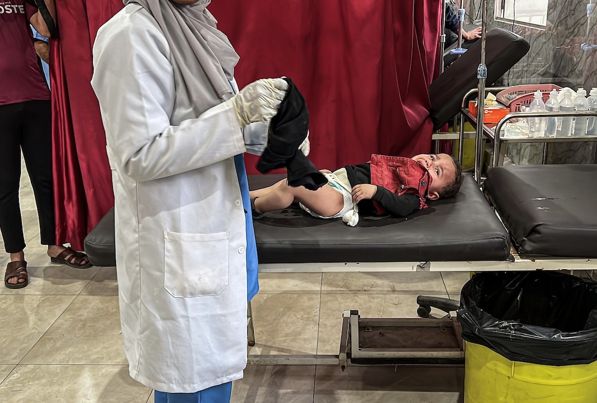 يتم نقل الجرحى الفلسطينيين بمن فيهم الأطفال إلى المستشفيات لتلقي العلاج بعد أن شن جيش الاحتلال الإسرائيلي هجمات على عدة مناطق في قطاع غزة على الرغم من وقف إطلاق النار، مستهدفًا مبنى تابعًا لعائلة أبو شاويش في مخيم ا (6).jpg