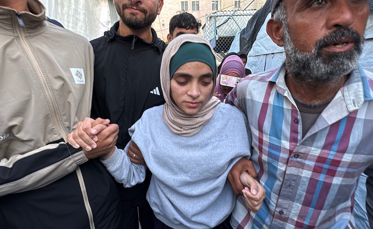 الأسيرة والممرضة الفلسطينية المحررة تسنيم الحمص تصل إلى مستشفى شهداء الأقصى في دير البلح بعد إطلاق سراحها من سجون الاحتلال (4).jpg