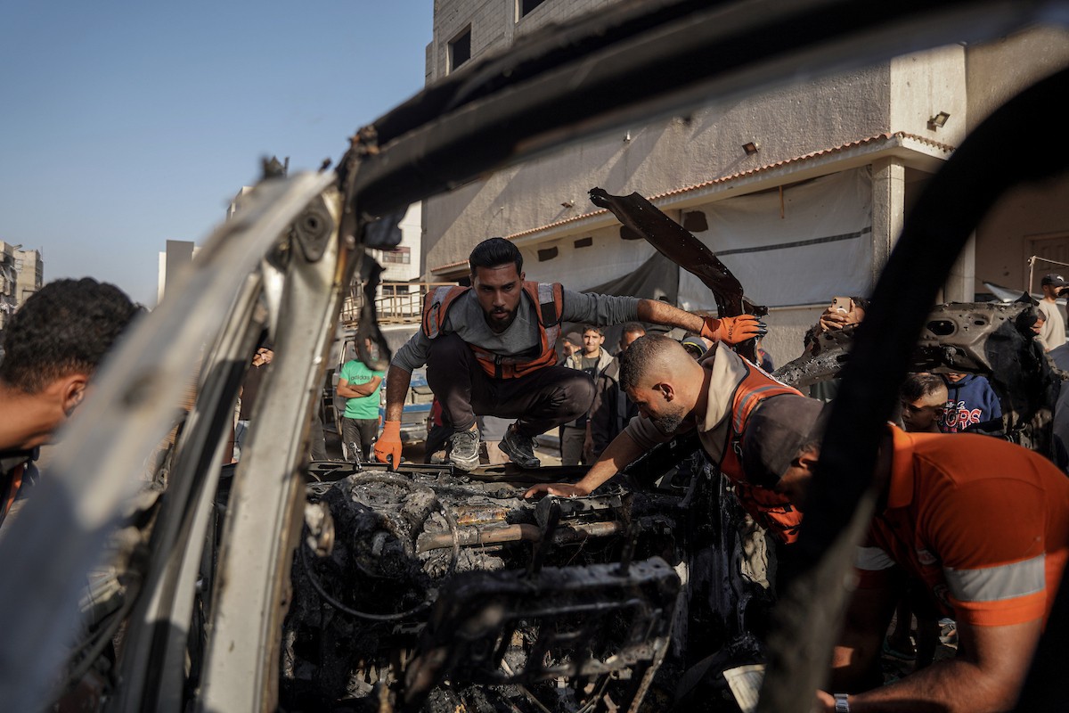 فلسطينيون وفرق الدفاع المدني ينتشلون ضحايا سقطوا في غارات جو (19).jpg