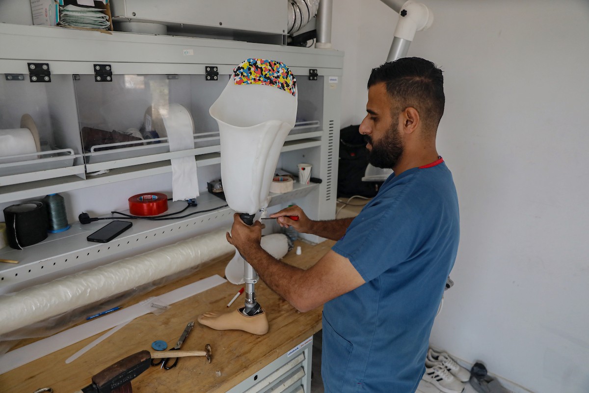 فلسطينيون، بينهم أطفال، يتلقون جلسات تأهيل باستخدام أطراف صناعية في مستشفى حمد للتأهيل بمنطقة (15).jpg