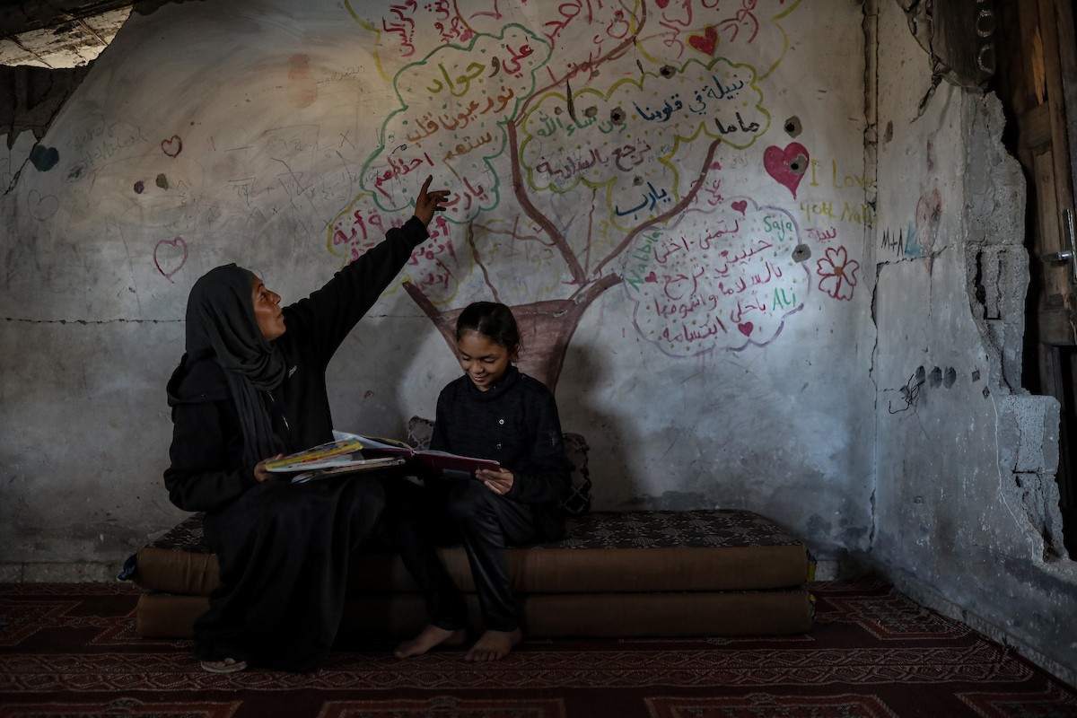 عائلة محمد حلاوة الفلسطينية تستأنف حياتها وسط ركام منزلها المدمر في جباليا (20).jpg