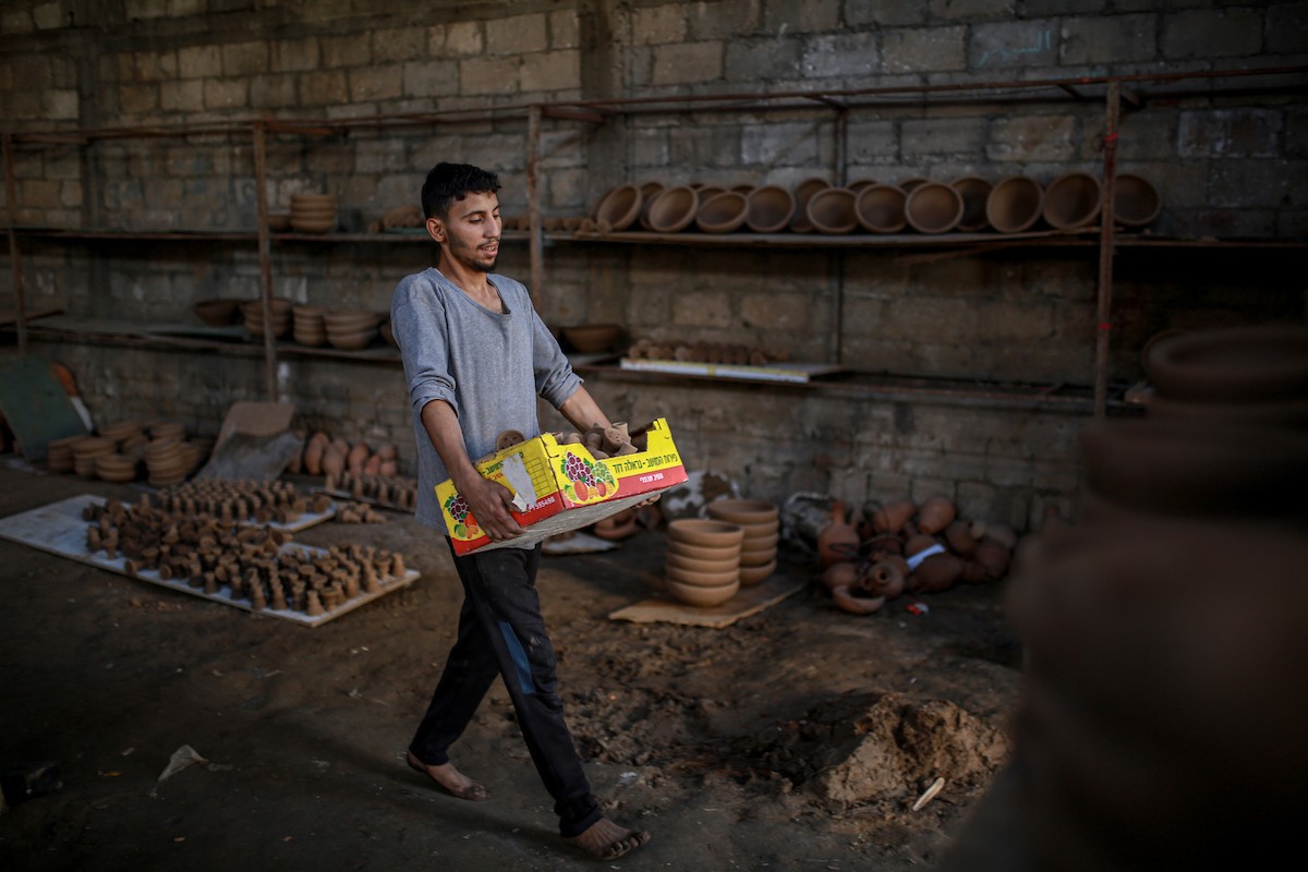 يعمل حرفيو الفخار الفلسطينيون في ورشتهم الصغيرة، حيث يُنتجون أدوات منزلية وأدوات مائدة باستخدام أ.jpg