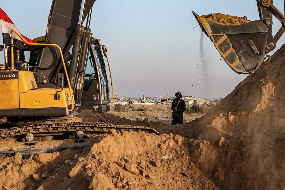 تعمل الآليات الثقيلة بالتنسيق مع أعضاء سرايا القدس وف (18).jpg