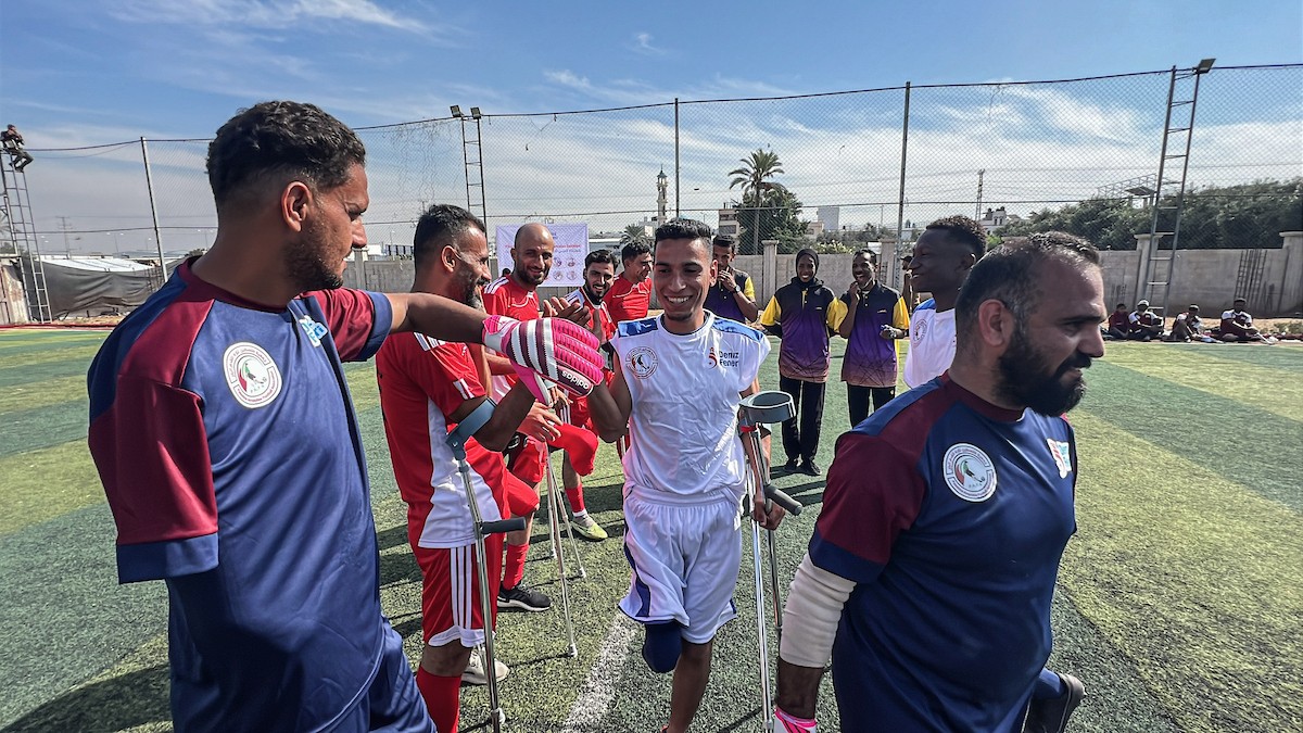 رياضيون فلسطينيون مبتورو الأطراف ضمن فعاليات بطولة الأمل لكرة القدم التي نظمتها جمعية د (28).jpg