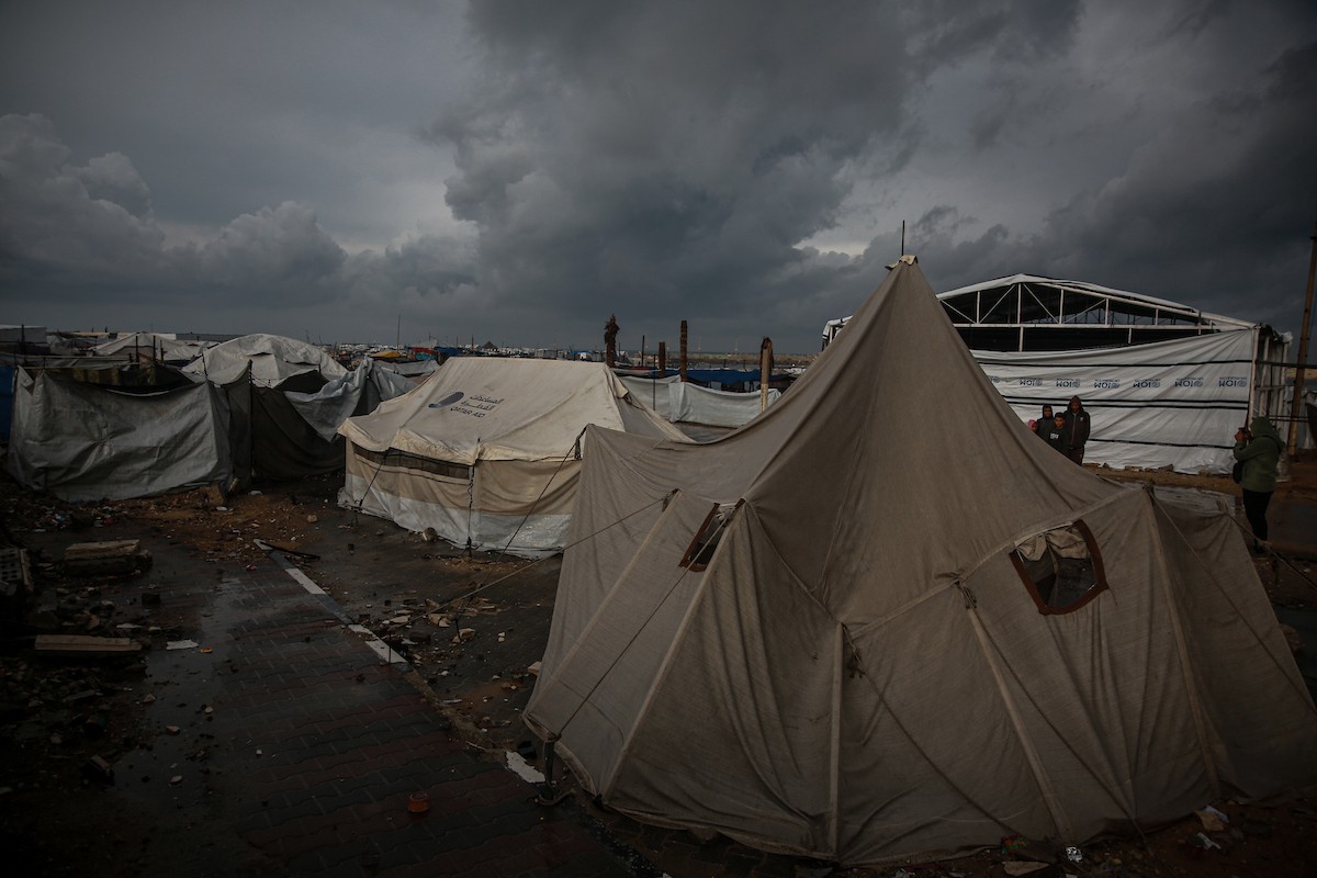 منظر لخيام النازحين في ميناء غزة بعد أن غمرتها مياه الأمطار، مخلفةً بركًا من الماء والطين في أنحاء مدينة غزة، 14 نوفمبر/تشرين الثاني 2025