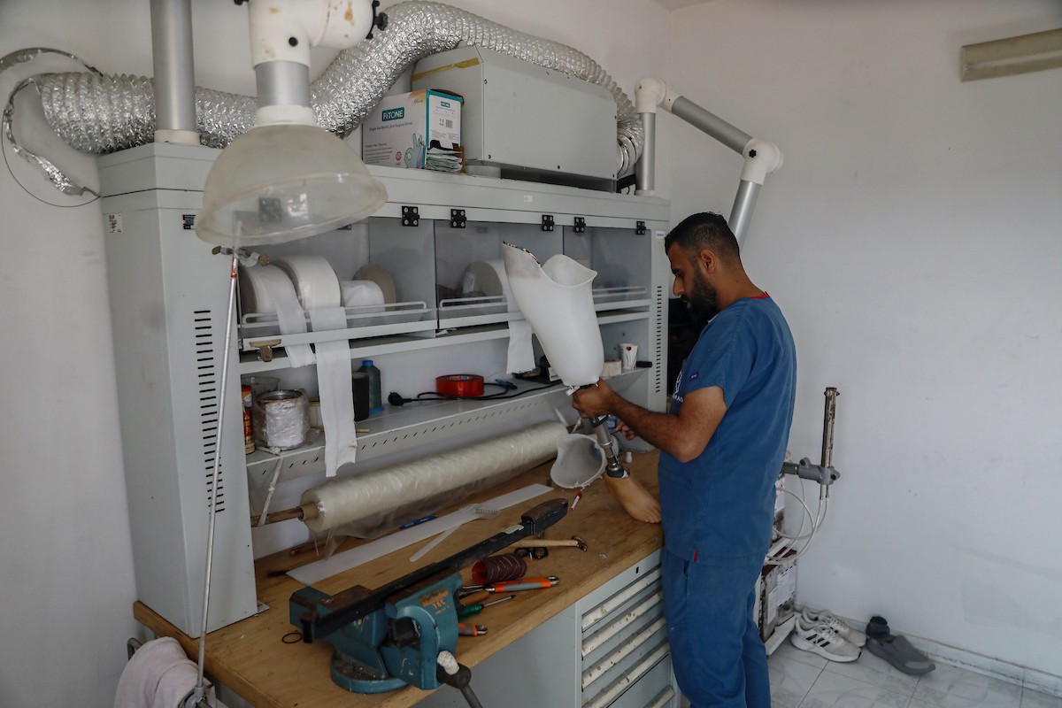 فلسطينيون، بينهم أطفال، يتلقون جلسات تأهيل باستخدام أطراف صناعية في مستشفى حمد للتأهيل بمنطقة (19).jpg