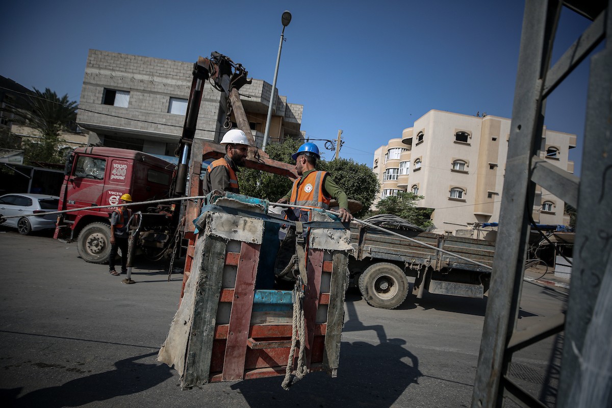 فرق من شركة الكهرباء تبدأ أعمال الصيانة والإصلاح لخطوط الكهرباء المتضررة في دير البلح وسط قطاع غزة (21).jpg