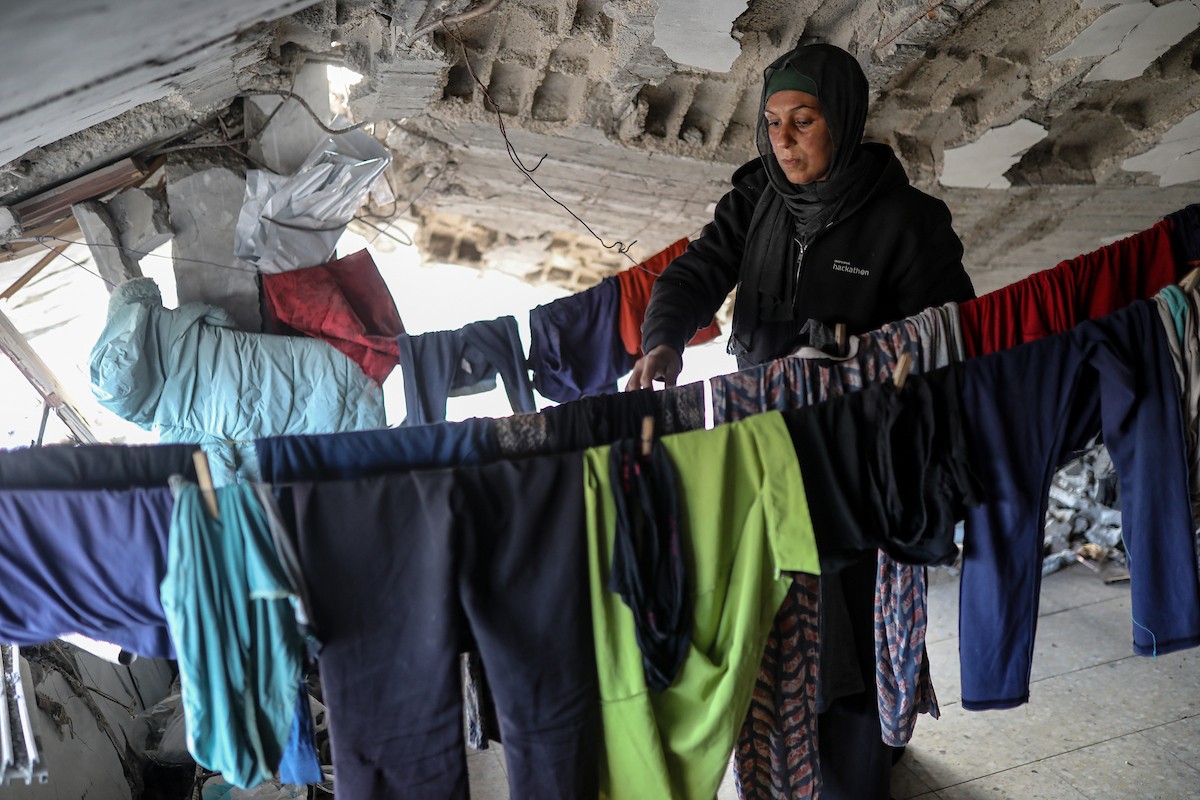 عائلة محمد حلاوة الفلسطينية تستأنف حياتها وسط ركام منزلها المدمر في جباليا (6).jpg