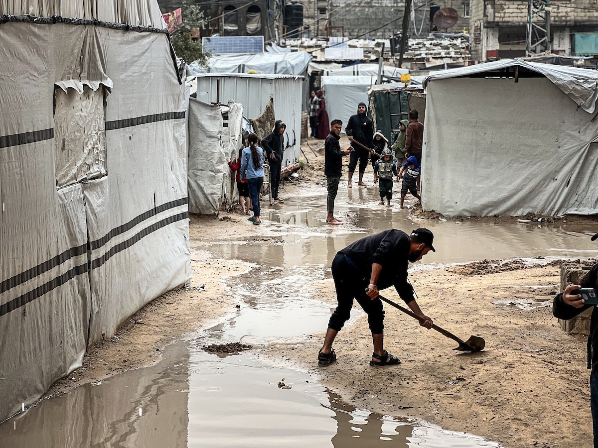 أغرقت الأمطار الغزيرة العديد من خيام النازحين الفلسطينيين في مخيم النصيرات، وسط قطاع غزة (4).jpg