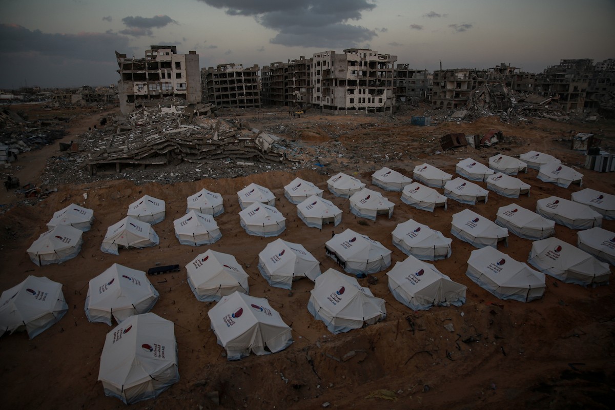 خيام النزوح المنتشرة وسط الدمار في شمال مدينة غزة في 30 نوفمبر/تشرين الثاني 2025