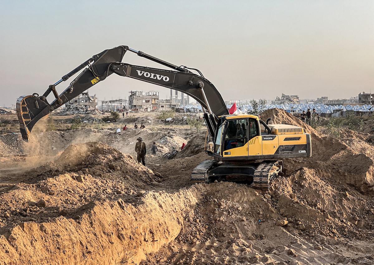 تعمل الآليات الثقيلة بالتنسيق مع أعضاء سرايا القدس وف (3).jpg