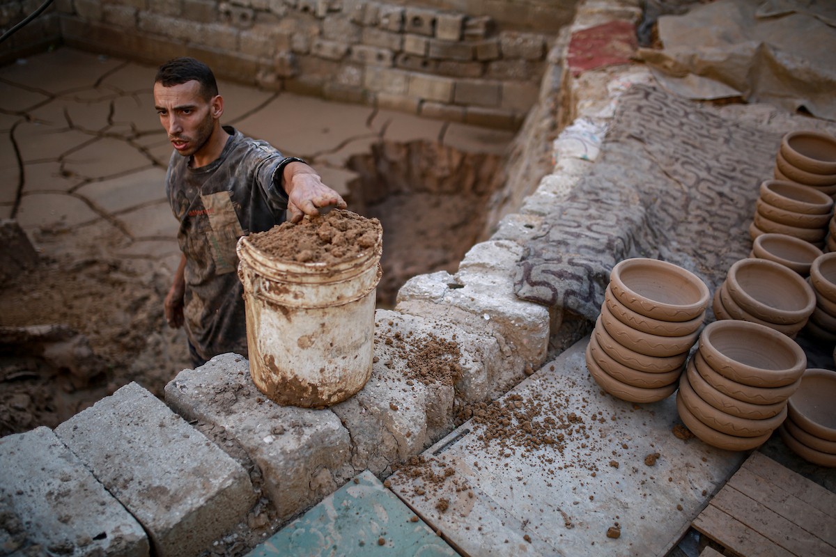 يعمل حرفيو الفخار الفلسطينيون في ورشتهم الصغيرة، حيث يُنتجون أدوات منزلية وأدوات مائدة باستخدام (39).jpg