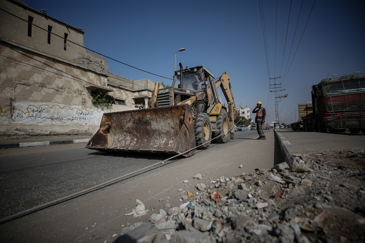 فرق من شركة الكهرباء تبدأ أعمال الصيانة والإصلاح لخطوط الكهرباء المتضررة في دير البلح وسط قطاع غزة (18).jpg