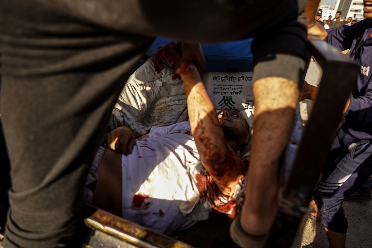 فلسطينيون وفرق الدفاع المدني ينتشلون ضحايا سقطوا في غارات جو (8).jpg