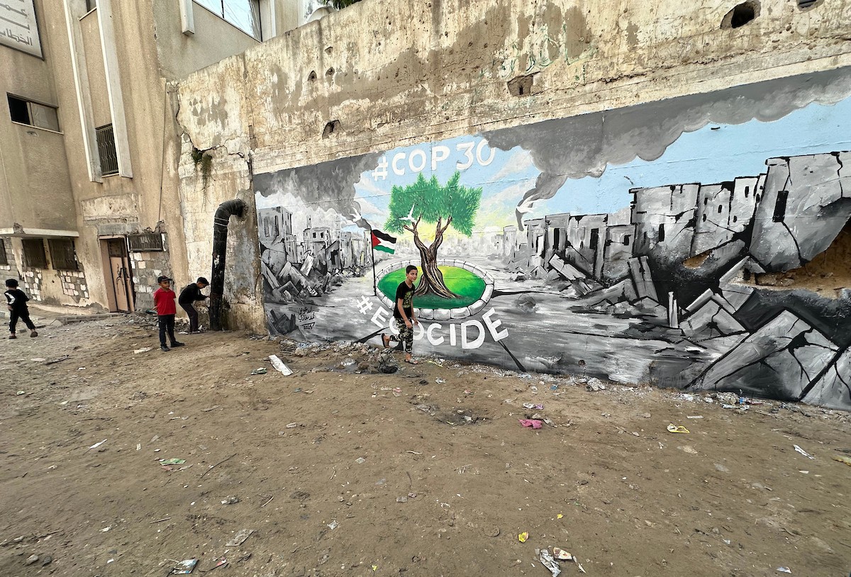 يرسم فنانون فلسطينيون جدارية وسط أنقاض المباني المدمرة في خان يونس، جنوب قطاع غزة (3).jpg