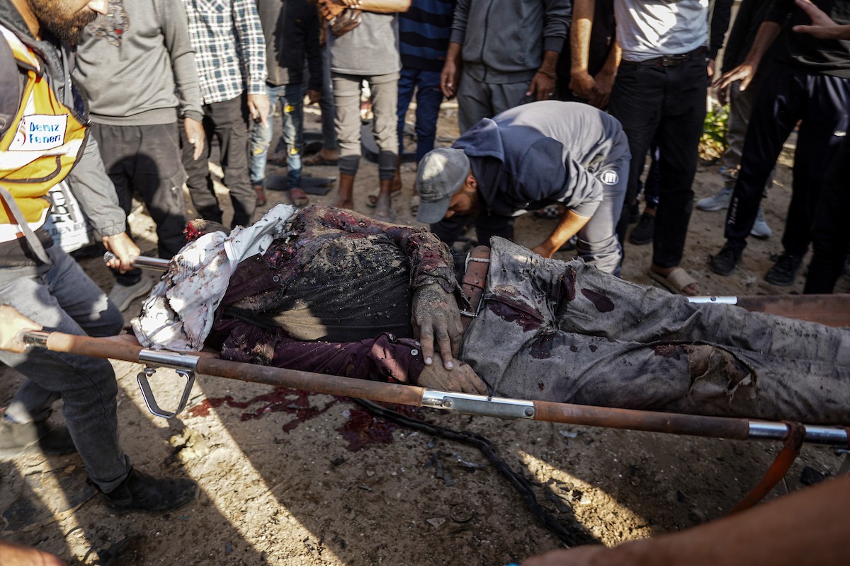 فلسطينيون وفرق الدفاع المدني ينتشلون ضحايا سقطوا في غارات جو (12).jpg