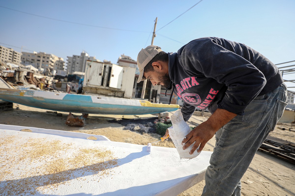 حرفيون يُصلحون قوارب الصيد في ورشة بميناء غزة البحري (12).jpg