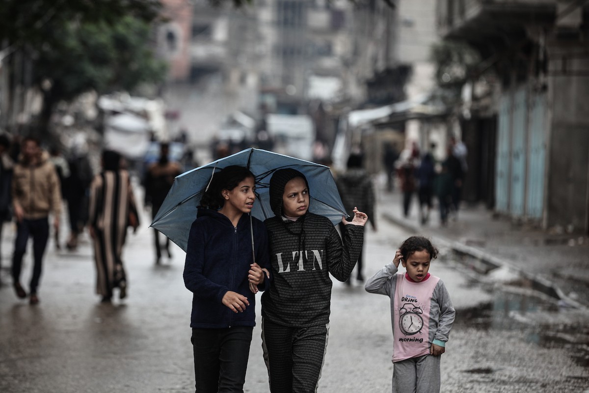 أغرقت الأمطار الغزيرة العديد من خيام النازحين الفلسطينيين في مخيم البريج، وسط قطاع غزة، في 25 نوفمبرتشرين ا (7).jpg