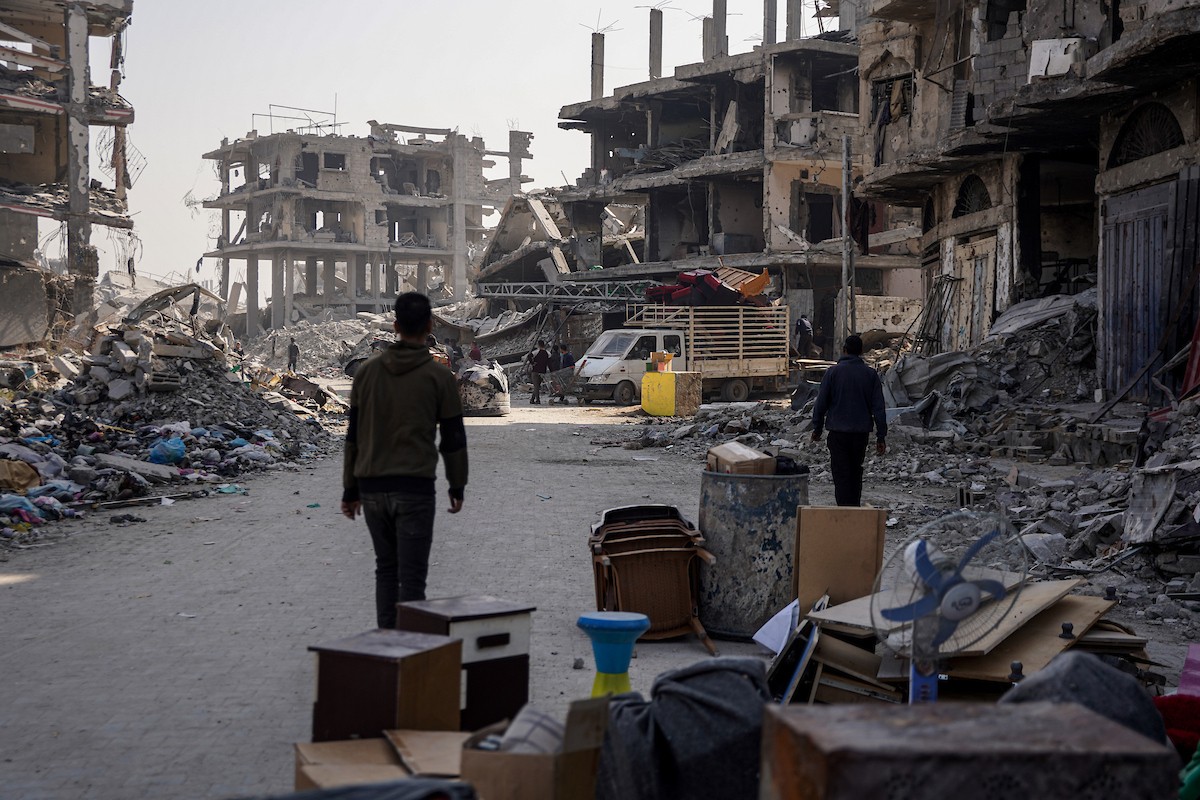 عائلات فلسطينية تتجه نحو مناطق تعتبرها أكثر أمانًا حاملة معها كل ما تستطيع حمله من أمتعة (15).jpg