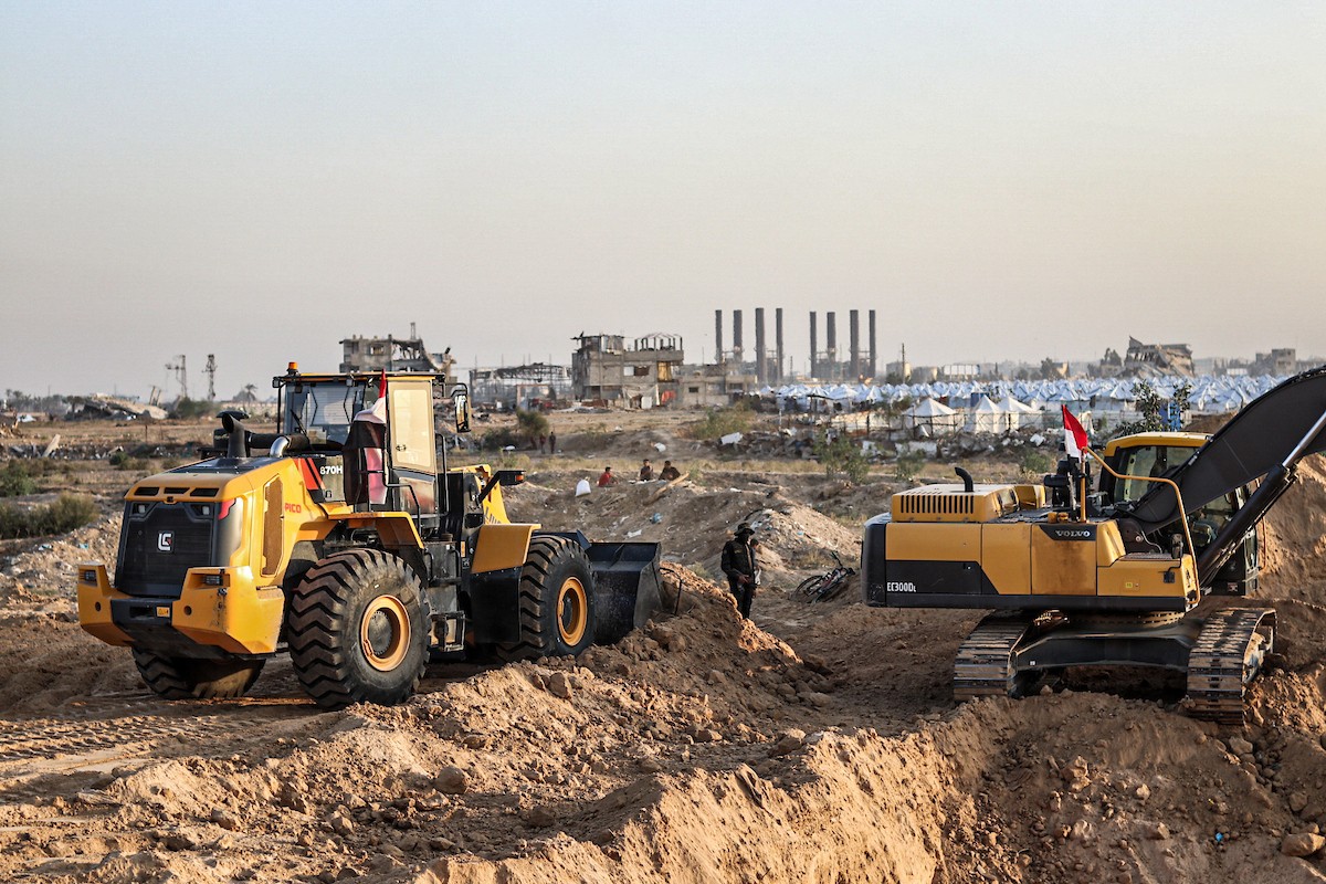 تعمل الآليات الثقيلة بالتنسيق مع أعضاء سرايا القدس وف (13).jpg