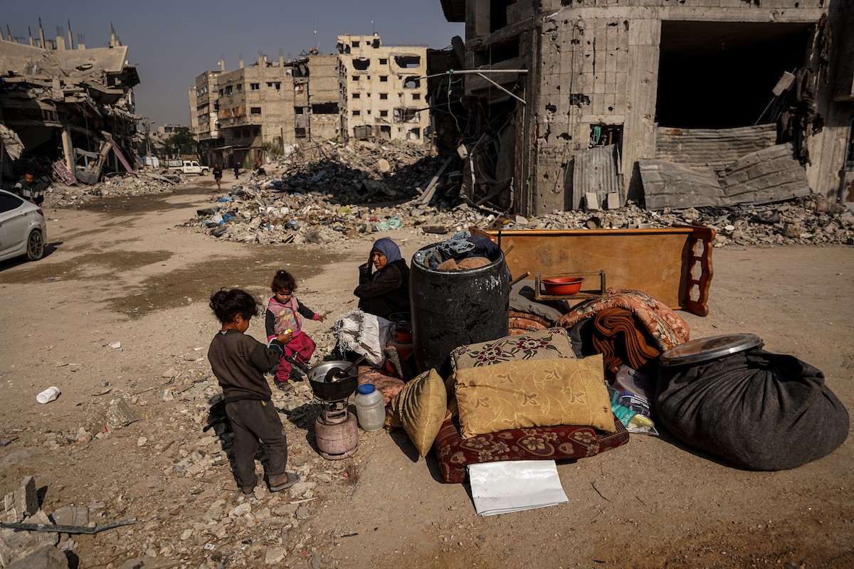 عائلات فلسطينية تتجه نحو مناطق تعتبرها أكثر أمانًا حاملة معها كل ما تستطيع حمله من أمتعة (12).jpg