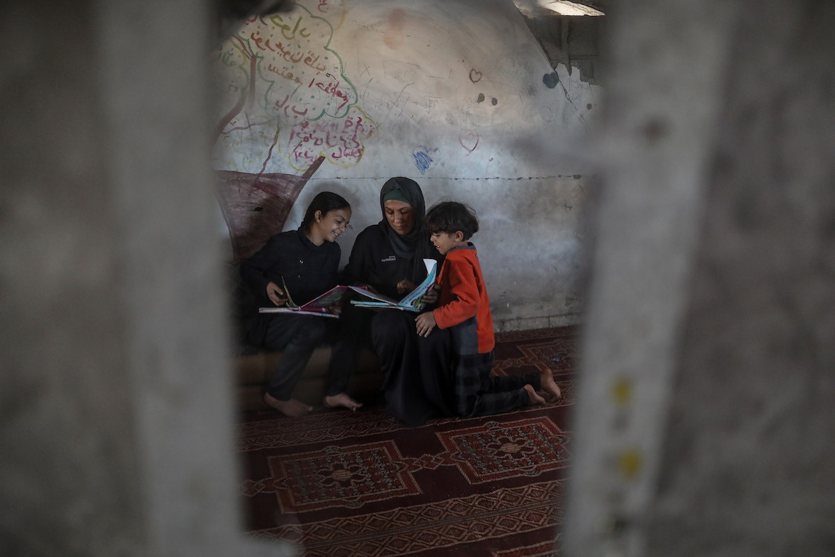 عائلة محمد حلاوة الفلسطينية تستأنف حياتها وسط ركام منزلها المدمر في جباليا (24).jpg