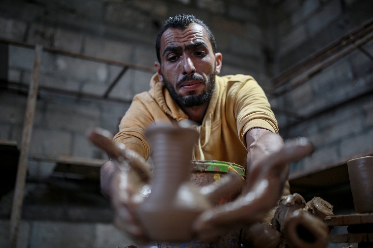يعمل حرفيو الفخار الفلسطينيون في ورشتهم الصغيرة، حيث يُنتجون أدوات منزلية وأدوات مائدة باستخدام (16).jpg