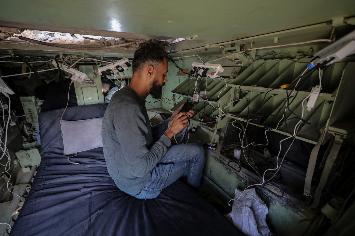 الشاب الفلسطيني يحيى خزيق من سكان غزة، يُعيد استخدام مدرعة إسرائيلية مهجورة (10).jpg