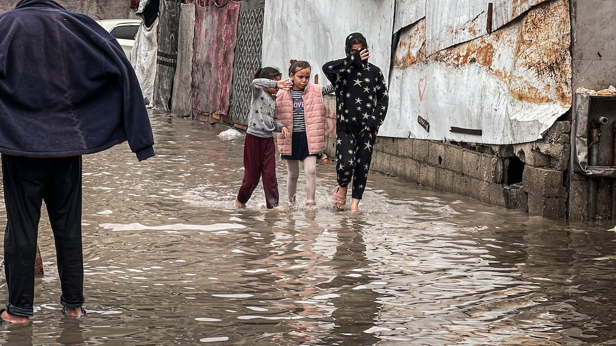 أغرقت الأمطار الغزيرة العديد من خيام النازحين الفلسطينيين في مخيم النصيرات، وسط قطاع غزة (5).jpg