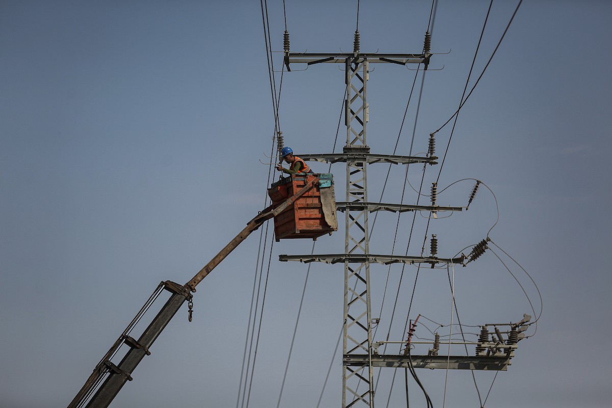 فرق من شركة الكهرباء تبدأ أعمال الصيانة والإصلاح لخطوط الكهرباء المتضررة في دير البلح وسط قطاع غزة (6).jpg