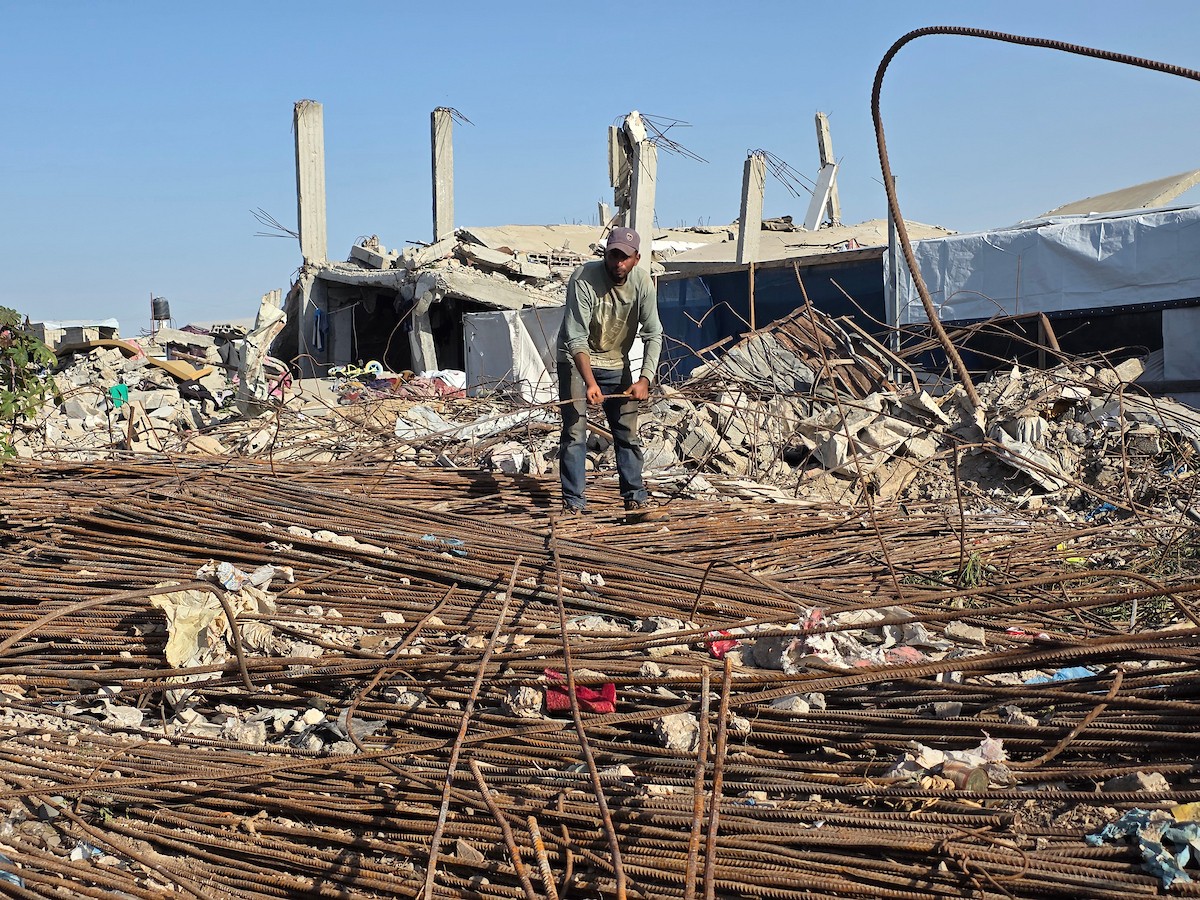 يُعيد فلسطينيون تدوير قضبان معدنية مُنتشلة من المباني المُدمرة في قطاع غزة، ٢٣ نوفمبر/ تشرين الثاني ٢٠٢٥