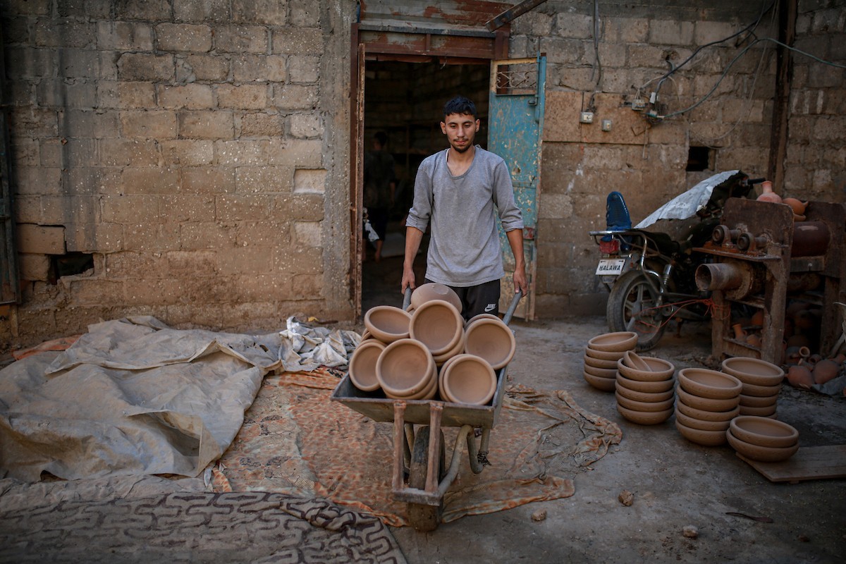 يعمل حرفيو الفخار الفلسطينيون في ورشتهم الصغيرة، حيث يُنتجون أدوات منزلية وأدوات مائدة باستخدام (35).jpg