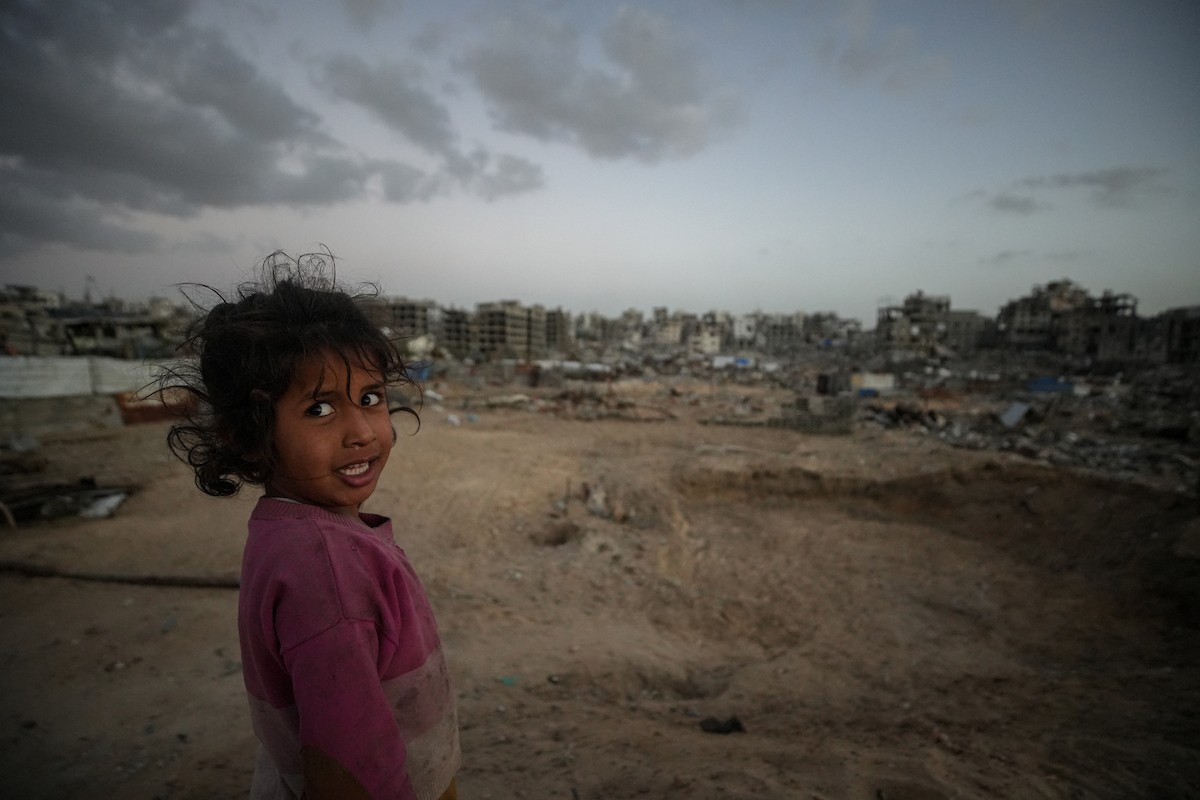 خيام النزوح المنتشرة وسط الدمار في شمال مدينة غزة في 30 نوفمبر/تشرين الثاني 2025