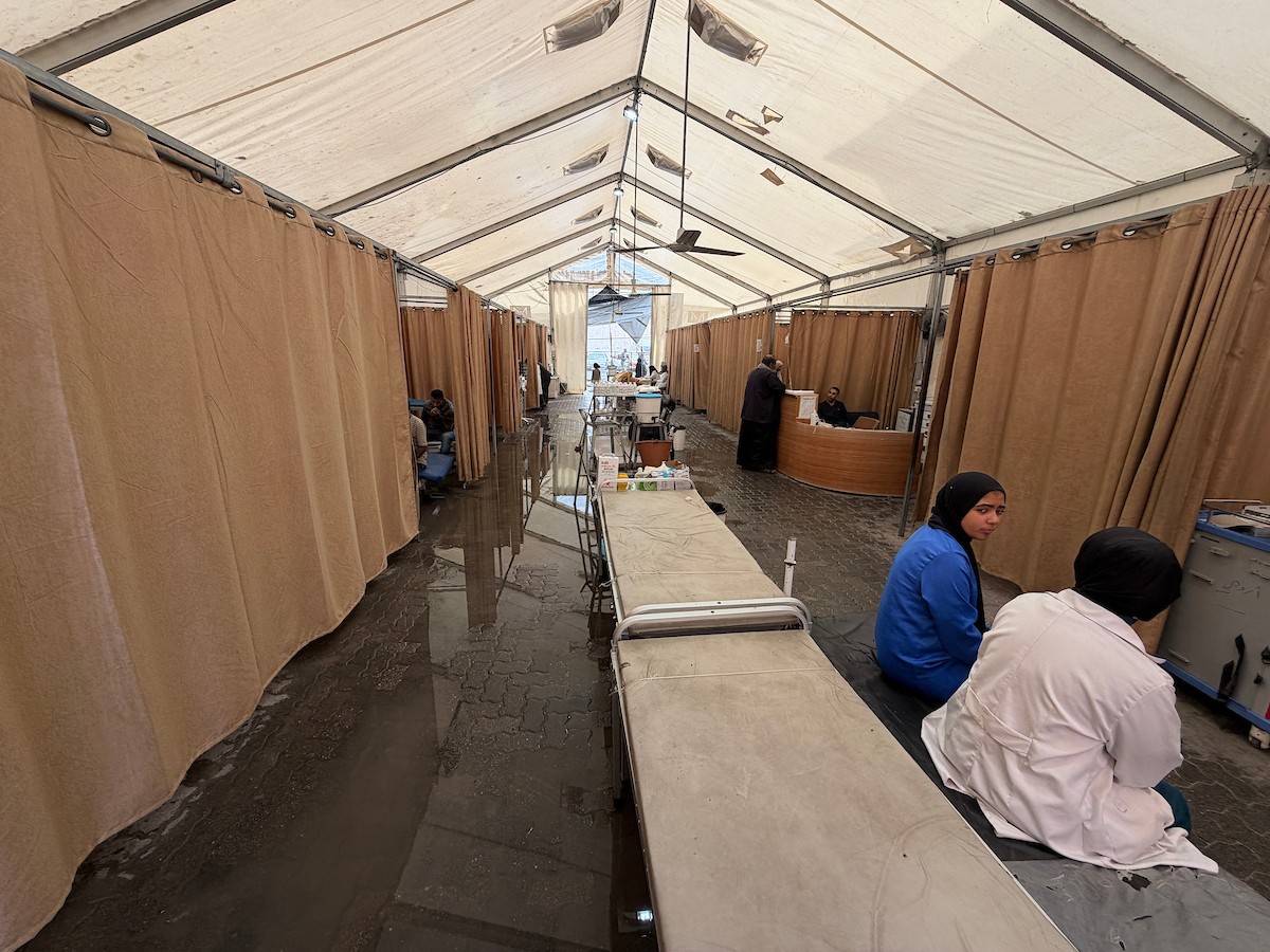 أغرقت الأمطار الغزيرة العديد من خيام النازحين الفلسطينيين في خان يونس، جنوب قطاع غزة، في 25 نوفمبرتشرين الثان (6).jpg