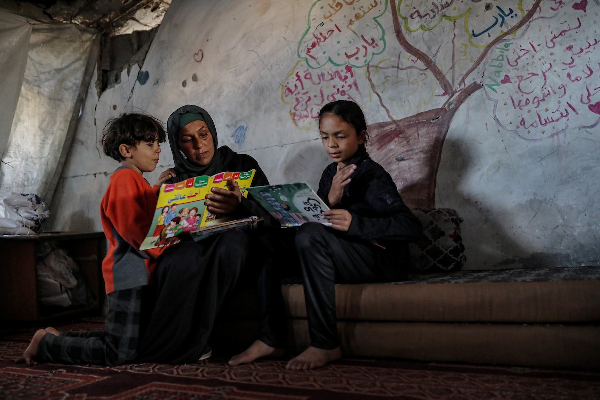 عائلة محمد حلاوة الفلسطينية تستأنف حياتها وسط ركام منزلها المدمر في جباليا (22).jpg